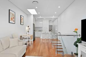 Harbour Glimpses & Modern Comfort