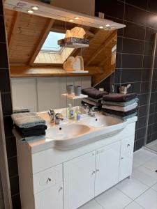 Maisons de vacances House - Jura - Lake Vouglans : photos des chambres