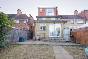 DLuxe 5 beds En-suite Home in London