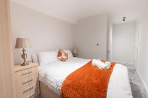 DLuxe 5 beds En-suite Home in London