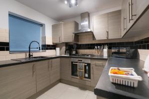DLuxe 5 beds En-suite Home in London