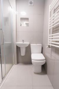 DLuxe 5 beds En-suite Home in London