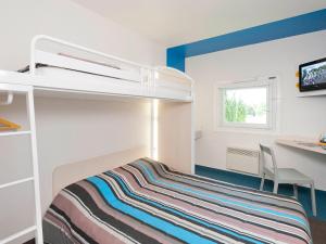 Hotels hotelF1 Besancon Ouest Micropolis : Chambre Triple avec Salle de Bains Commune