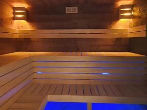 Werder Chalet -- GROßES SONNENDECK -- Strand 150m I Sauna I eKamin I bis 8 Pers I Meerblick I by "Meyers am Meer"