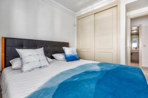 Apartment in Puerto Banus with pool views and parking