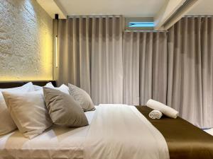 Stylish 1BR with balcony inside BGC at Uptown Parksuites - 20d