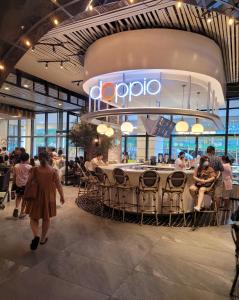 Stylish 1BR with balcony inside BGC at Uptown Parksuites - 20d