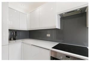 2 Bedroom Apartment Queensway