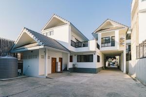 Modern Family House - 4 Bedrooms and 2 living rooms - fully furnished - 5 mins from Old Town with Art Gallery - Coffee Shop - and Creative Workshop - DEJA Home