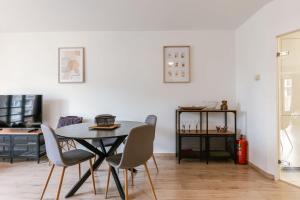 Huswell - Bright & Stylish Apartment with Balcony