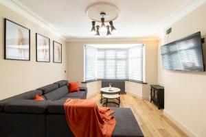 Spacious 3 Bed House for Groups 2 Baths 6 Guests