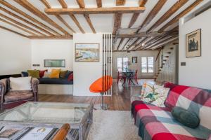 Veeve - By the Tennis Courts