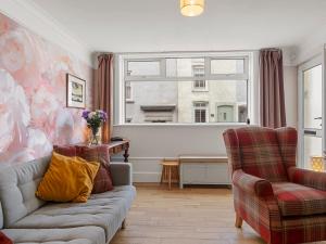 Pass the Keys Bright Town-Centre Flat with Outdoor Area