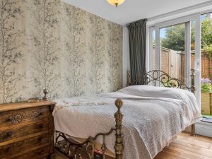 Pass the Keys Bright Town-Centre Flat with Outdoor Area