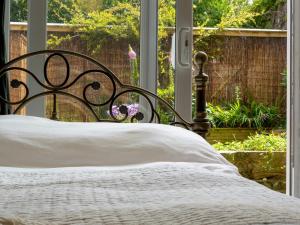 Pass the Keys Bright Town-Centre Flat with Outdoor Area