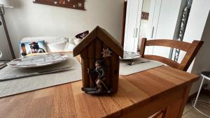 Studio chaleureux,vue montagnes, lit King size, Park gratuit