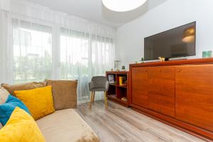2BR Lakeside Haven w AC by NW