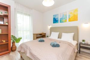 2BR Lakeside Haven w AC by NW