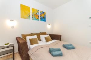 2BR Lakeside Haven w AC by NW