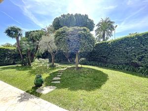 3-bedroom apartment on La Croisette with garden