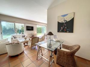 3-bedroom apartment on La Croisette with garden