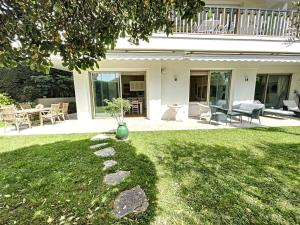 3-bedroom apartment on La Croisette with garden