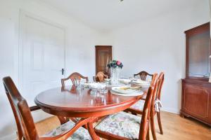 Homely 5 Bed House - 15 Mins to Cardiff City