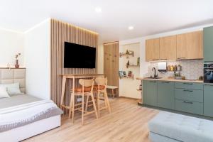 Designer studio apartment in the heart of the city - free parking!