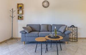 Lovely Apartment In Peruski