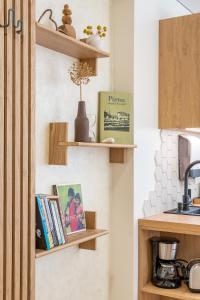 Designer studio apartment in the heart of the city - free parking!