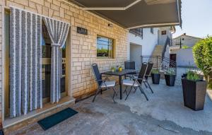 Lovely Apartment In Peruski