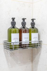 Designer studio apartment in the heart of the city - free parking!