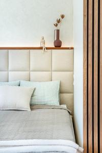 Designer studio apartment in the heart of the city - free parking!