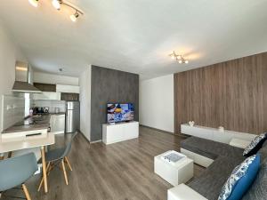 Simcity VII I Downtown 24 7 w parking and terrace