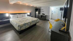King Room - Non-Smoking room in Studio 6 Rockford IL – RFD Airport
