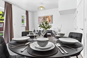 4-BR I Extended Stays I Driveway Parking Available