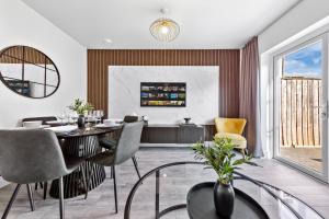 Spacious 4BR Home, Garden & Parking, Sleeps 8