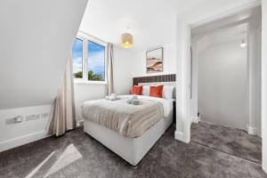 Spacious 4BR Home, Garden & Parking, Sleeps 8