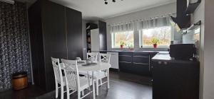 Apartment in Hoviksnas, 300 m from the sea with a view of the Tjorn Bridge