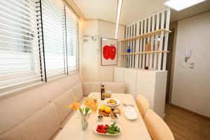 Shindang Cozy Stay, 5min Walk to Sangwangsimni Station, Fully Equipped 2-Room, Near Sindang & Dongdaemun