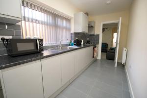 Hastings Manor - Free Netflix, Parking, WiFi & Private Garden