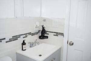 Noir2 Brighton Beach 2Min Walk to Ocean & Subway Chic Stay