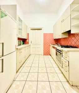 Cozy Private Rooms in 9-Bedroom Apartment Near Augarten