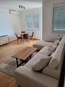 Izdajem dvosoban stan 61m2 za Exit Festival,Novi Sad od 10-14Jula 2025