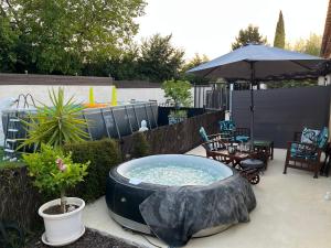 Maisons de vacances Villa jardin piscine jacuzzi : photos des chambres