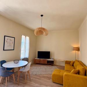 Family Two-Bedroom Apartment with View - No elevator room in Hôtel de la Fontaine