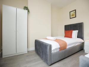 Malpas Place By N And N Stays Ltd, Huge 5 Bedroom house sleeps 9 Perfect for Contractors & Workers, Free Pvt Parking, Fast Wifi, Close to M4 and local amenities