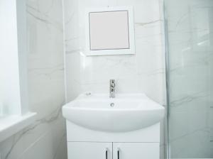 Malpas Place By N And N Stays Ltd, Huge 5 Bedroom house sleeps 9 Perfect for Contractors & Workers, Free Pvt Parking, Fast Wifi, Close to M4 and local amenities