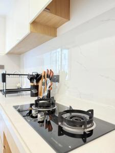 executive furnished apartments with breathtaking amazing city views gym swimming pool fully equipped gym children playground and ample parking space and proximity to major shopping malls and gourmet restraunts