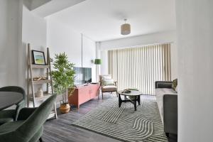 Centrally Located 2Bed Flat With Balcony & Parking